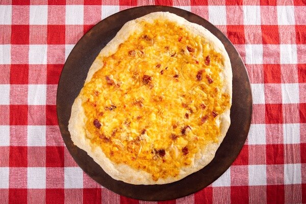 Knott’s Smoked Gouda & Shallots Pizza